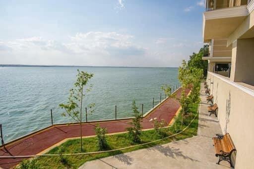 Apartament Laura Solid House Мамая Екстериор снимка